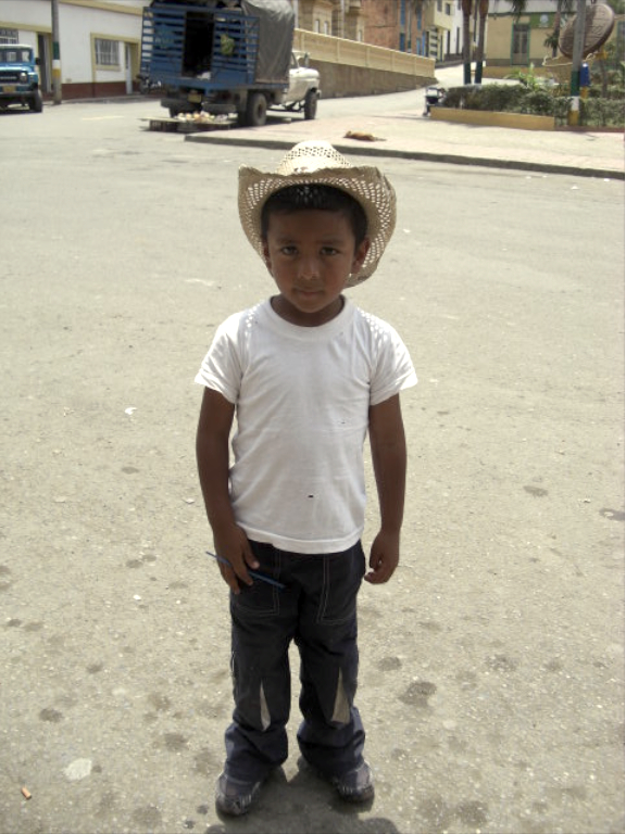 コロンビア　コロンビアの少年。 あどけない佇まい。力強い目が印象的。コーヒーノート