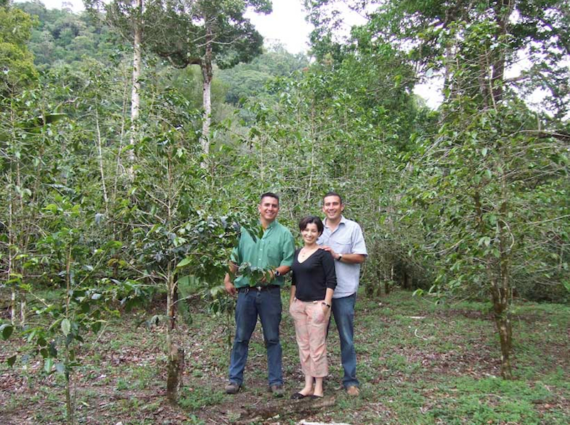 写真の人物は、農園主夫妻と、農園主の弟さん。