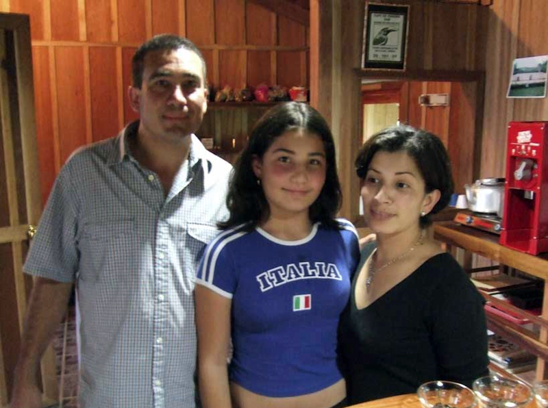 農園主夫妻と嬢ちゃん。