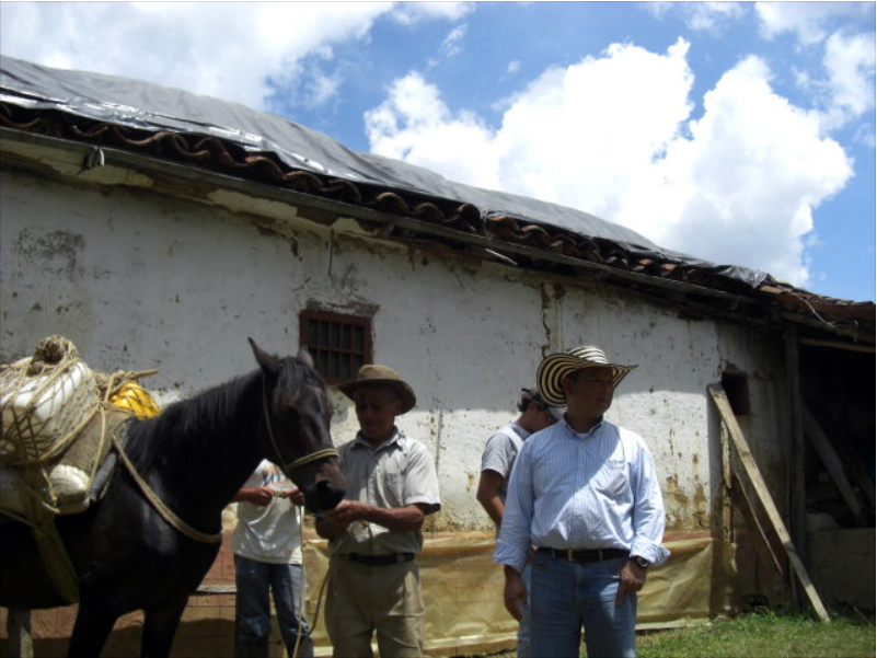 かの地の人々に別れを告げ、コーヒーの遠い旅が始まる。 青空は我が国と繋がっている。コーヒーノート