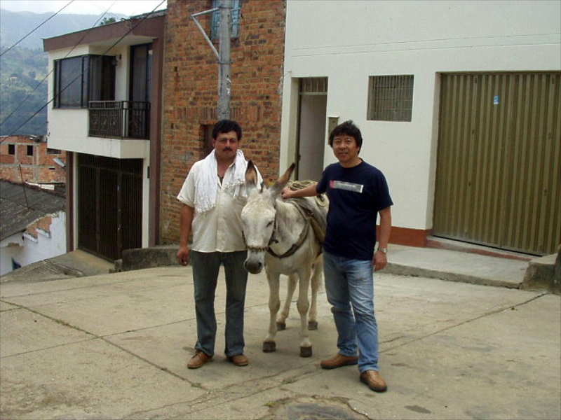 今でもロバはコーヒー運搬の担い手。 右側の人物は神戸マツモトコーヒーの松本行広氏。（コーヒーノート）