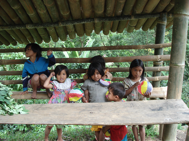 タナ・トラジャの子どもたち。 彼女らが手にしている紙風船は松本さんからのプレゼント。 紙風船は海外でとても喜ばれるそう。（コーヒーノート）